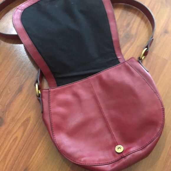 Vintage fossil red burgundy saddle bag with fur. - Picture 4 of 11